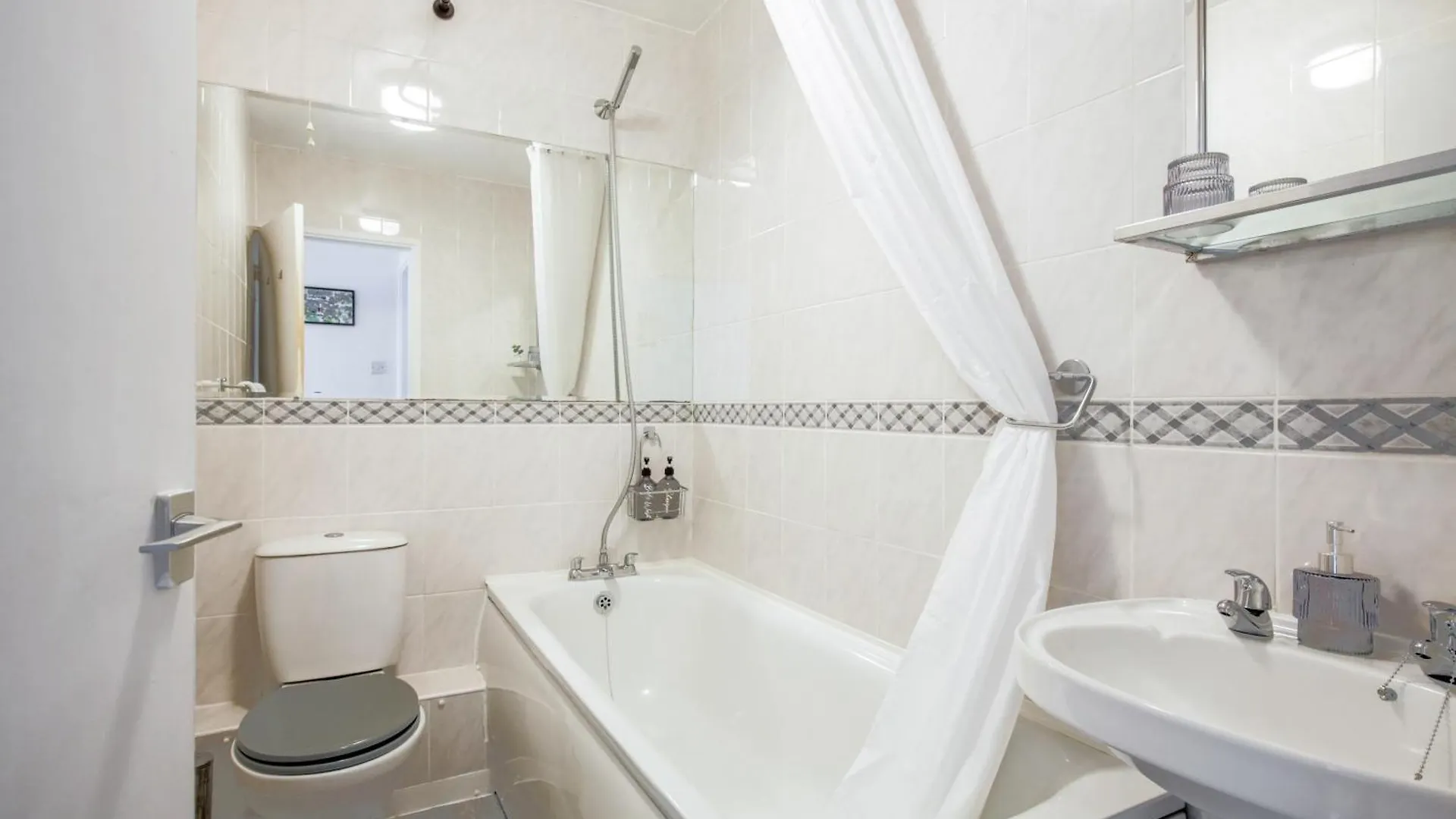 Chester Stays - Best Value Apartment With Free Parking In The Heart Of Chester 0*,