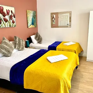  Apartment Ensuite With Small Kitchenette, Private Bathroom And Parking United Kingdom