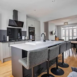  Apartment Stylish & Spacious 3 Bed With Parking United Kingdom